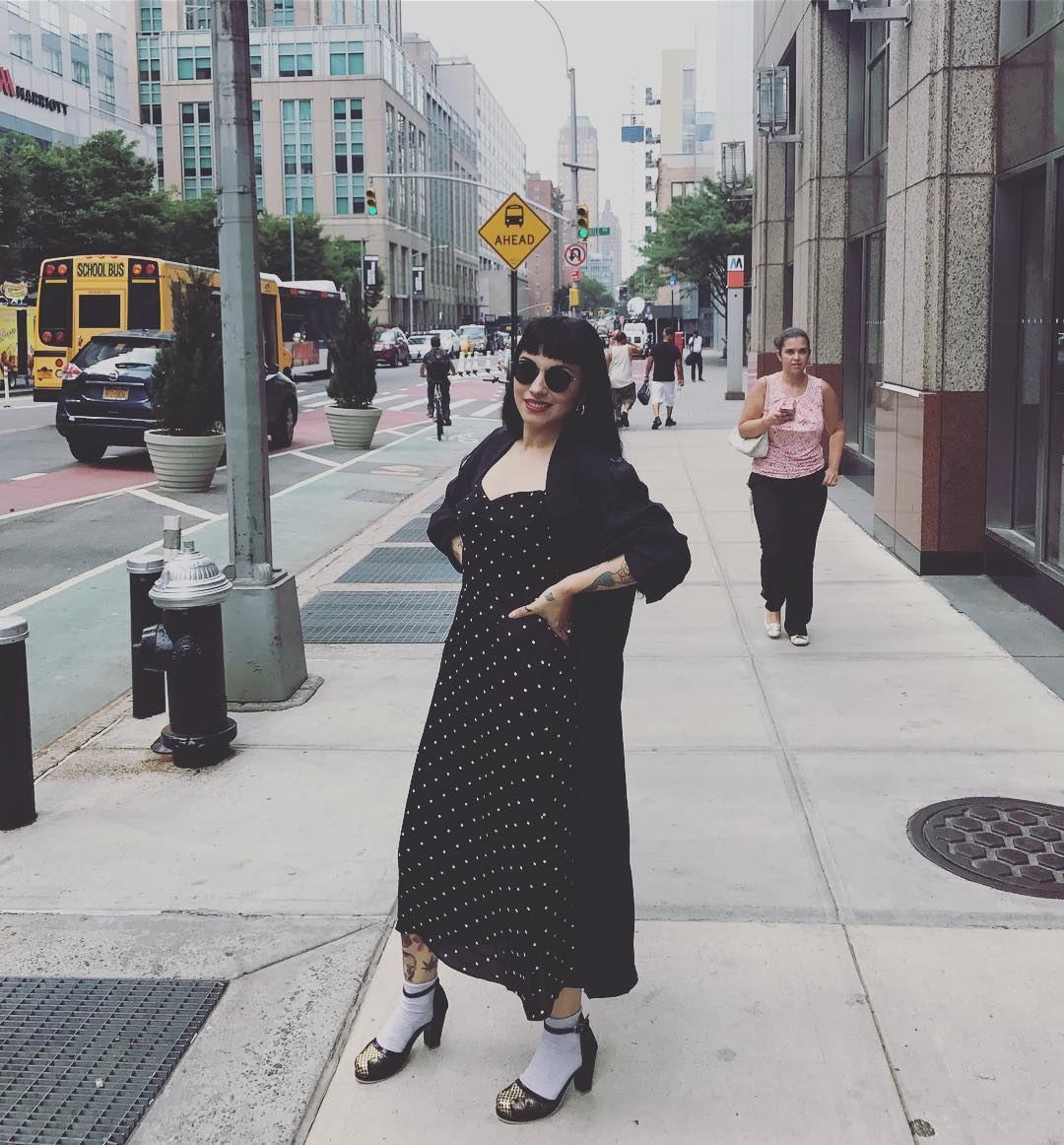 Mon Laferte se une a la tendencia de lucir los calcetines