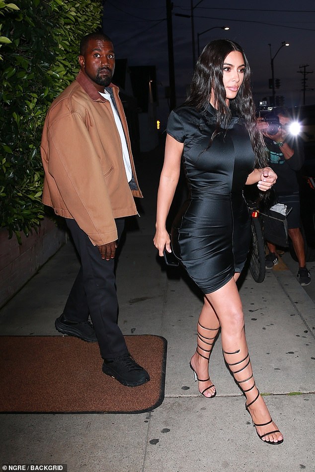 Kim Kardashian presume su cintura de avispa en ajustado vestido negro Kim Kardashian presume su cintura de avispa en ajustado vestido negro