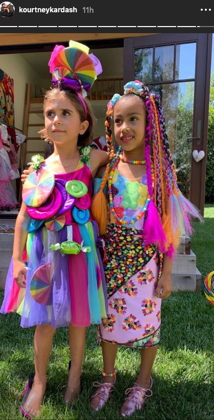 Hijas de Kim y Kourtney Kardashian celebraron su cumpleaños con mega fiesta estilo “Candyland” Hijas de Kim y Kourtney Kardashian celebraron su cumpleaños con mega fiesta estilo “Candyland”