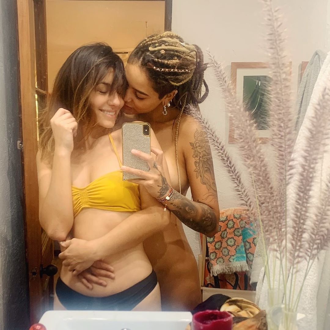 Camila Recabarren posa desnuda junto a Dana Hermosilla en osada fotografía