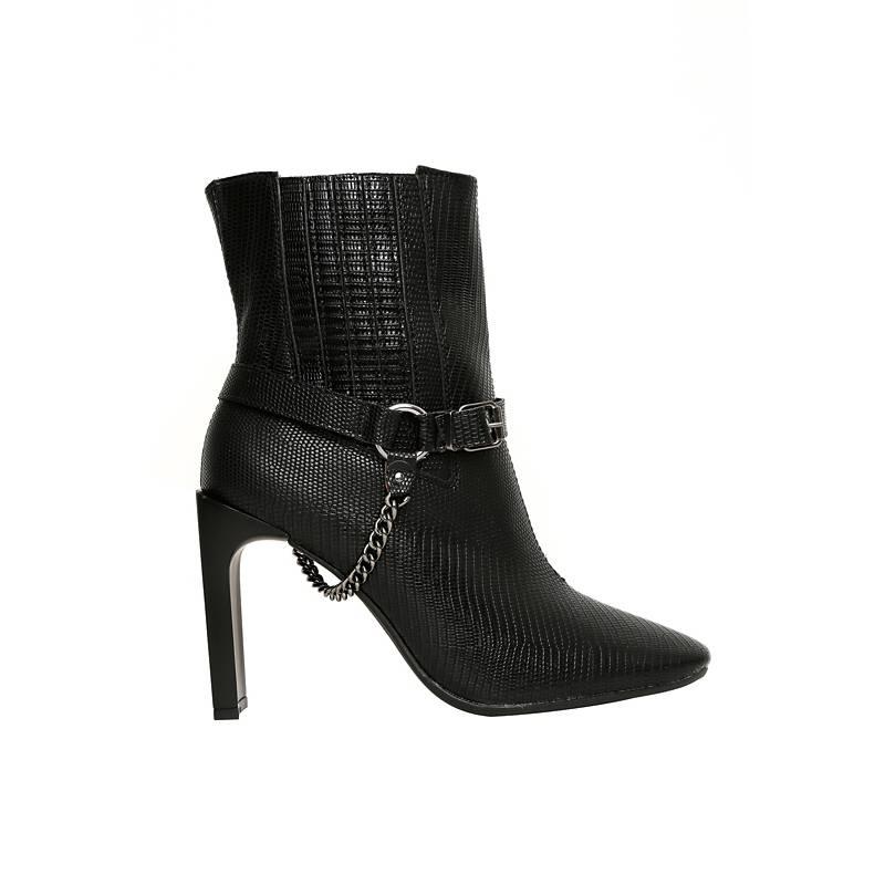 Calzado con cadenas la tendencia que se viene para 2021