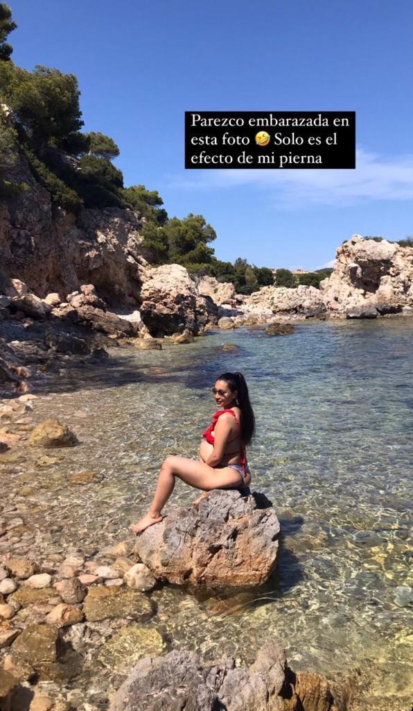 Arenita genera confusión con foto en traje de baño