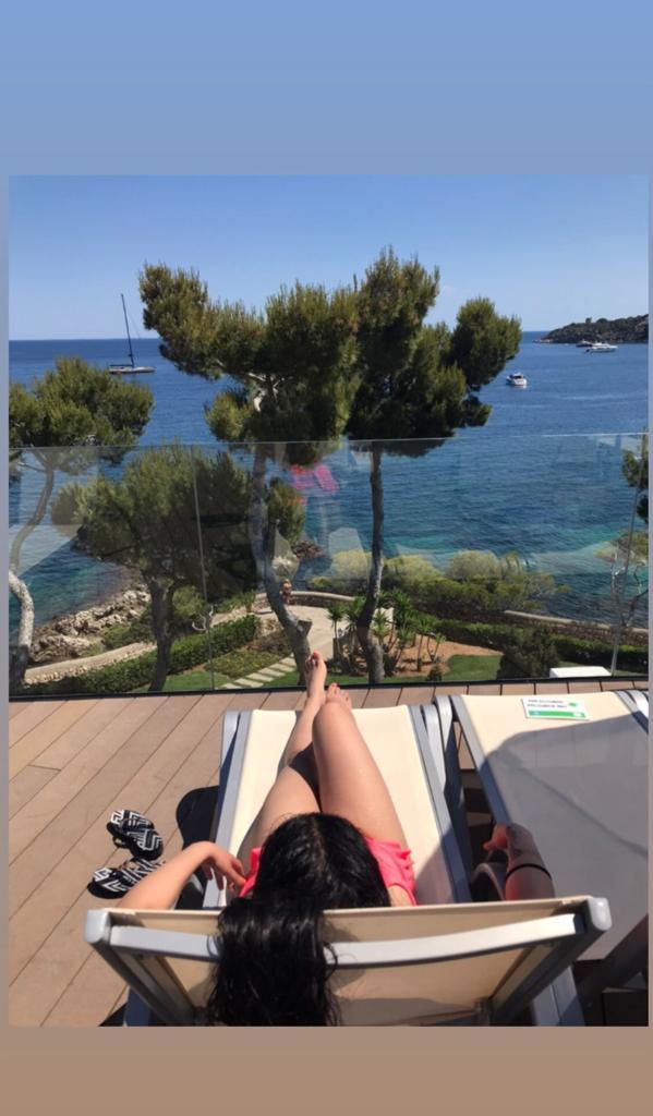 Arenita genera confusión con foto en traje de baño