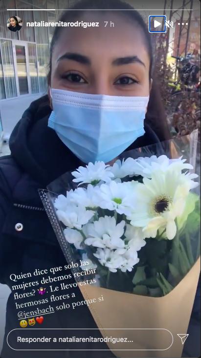 Arenita genera confusión con foto en traje de baño