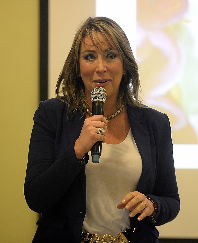 Jennifer Warner celebra 20 años de matrimonio con abogado