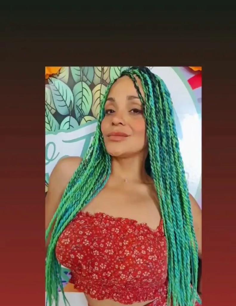 ¡Camaleónica! Kathy Orellana ahora tiene el pelo verde