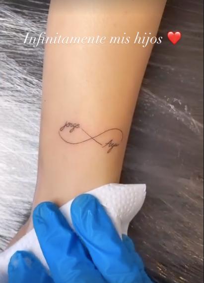 Daniela Aránguiz comparte particular beso con Jorge Valdivia