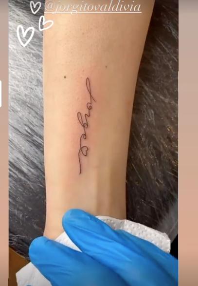 Daniela Aránguiz comparte particular beso con Jorge Valdivia