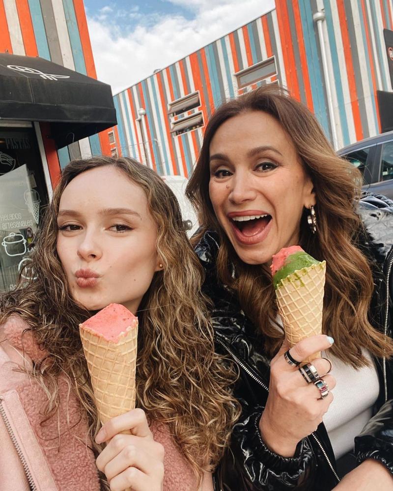 Alejandra Fosalba encanta con look de gala en noche familiar