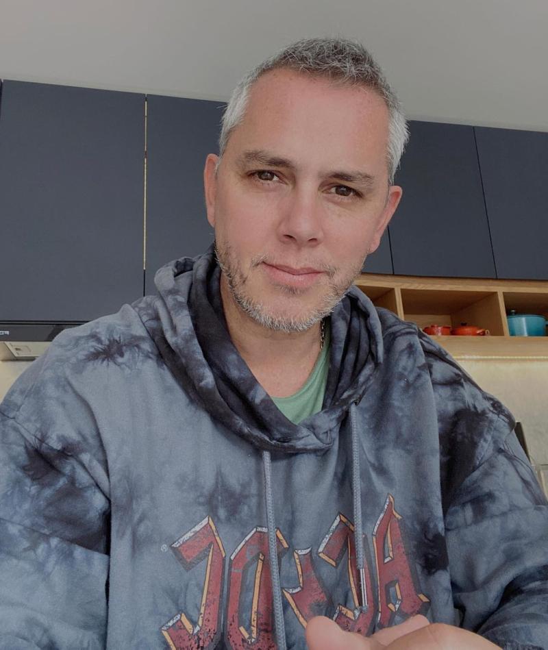 Director de TV Bibiano Castelló está grave tras choque en moto