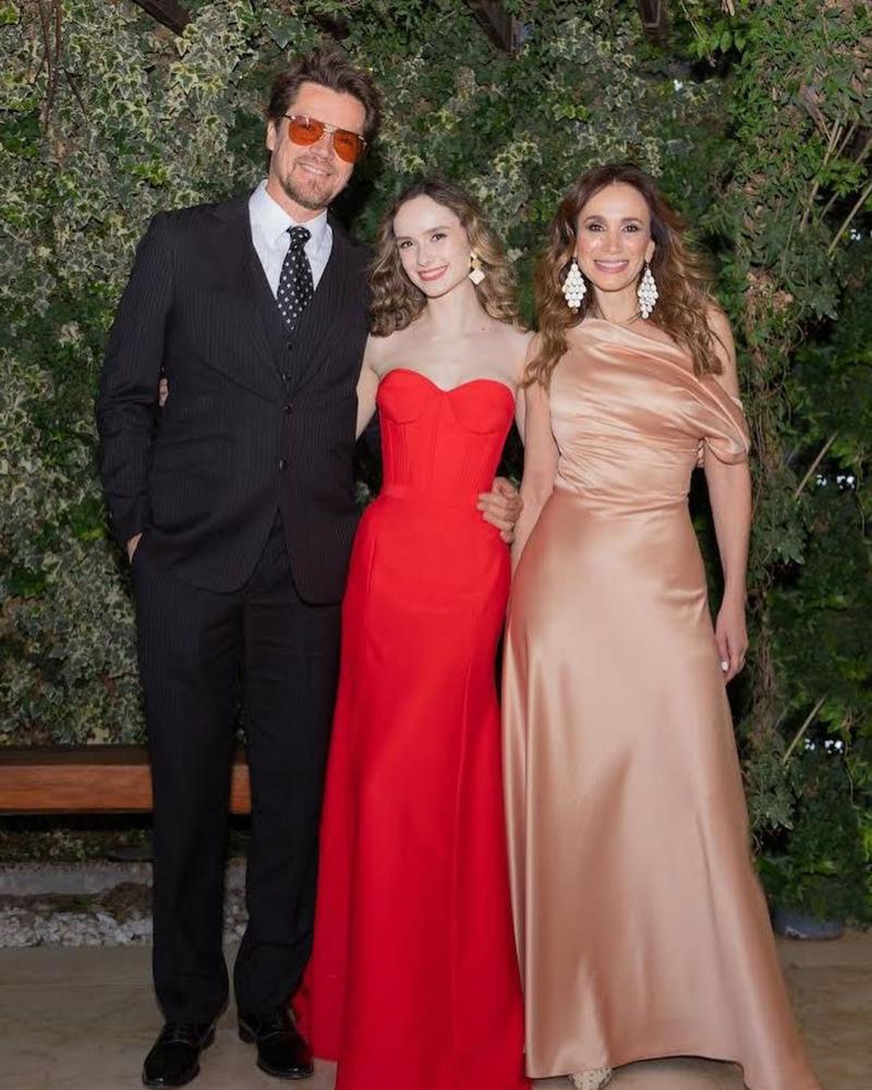 Alejandra Fosalba encanta con look de gala en noche familiar