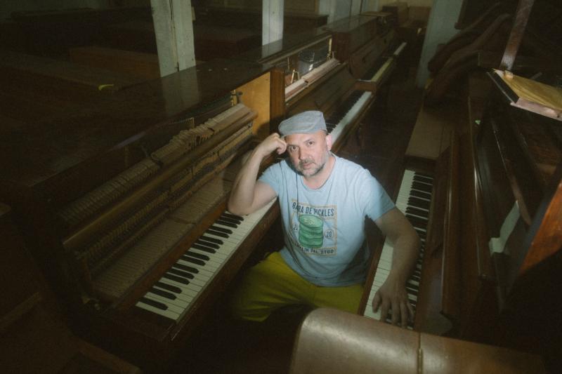 Camilo Salinas adelanta su disco con "Vals de la Costa Nostra"