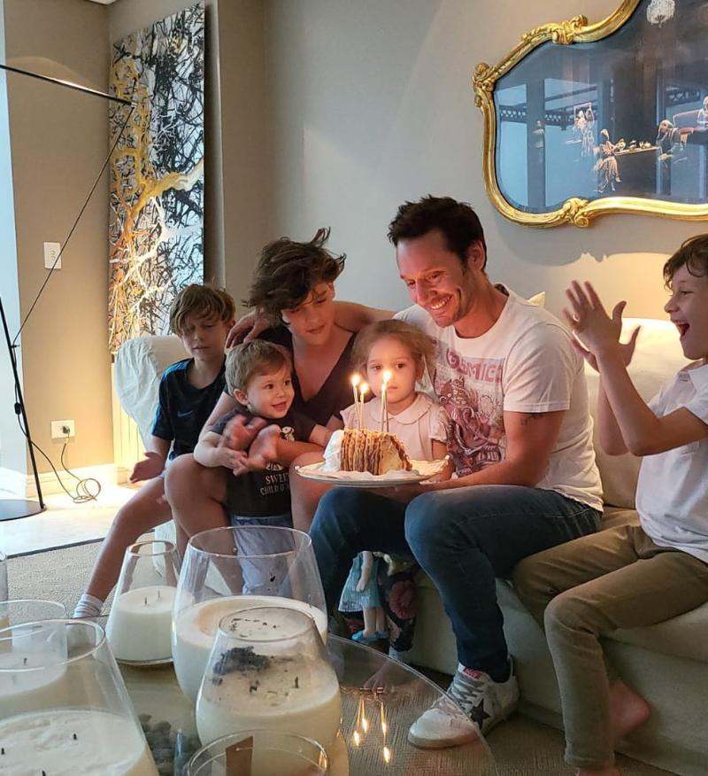 Benjamín Vicuña encanta con foto junto a sus hijos