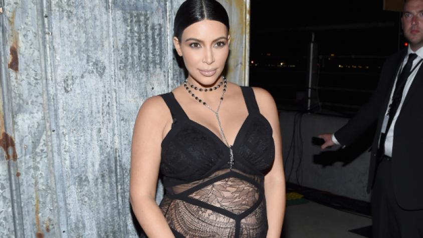 Kim Kardashian apareció con los pies ultra hinchados por el embarazo