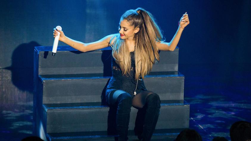 Eminencia del espectáculo estadounidense tildó de “prostituta” a Ariana Grande