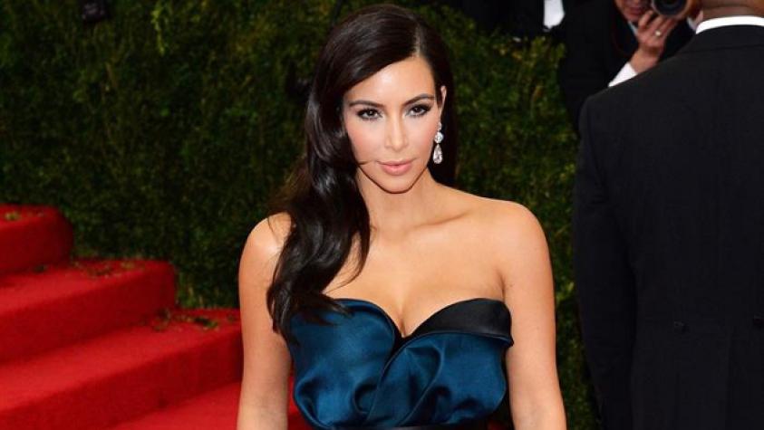 ¿No será mucho? Kim Kardashian saca de paseo a su hija con tremendo escote