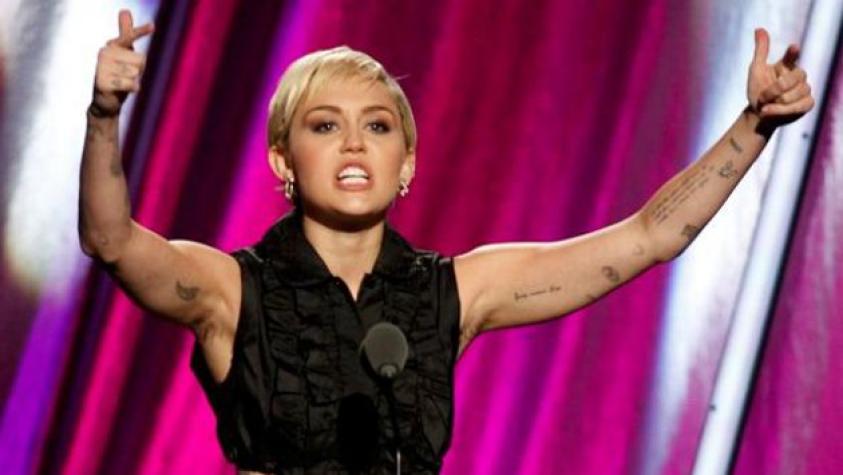 Miley Cyrus confesó que depiló sus axilas borracha: “Echo de menos mis pelos”