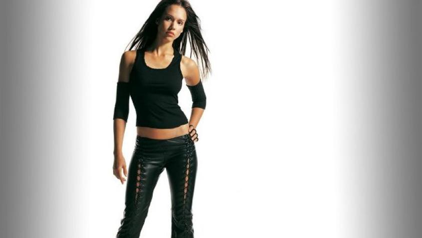 Hace tiempo que no sabíamos de Jessica Alba y… ¡Nos deleita en bikini!