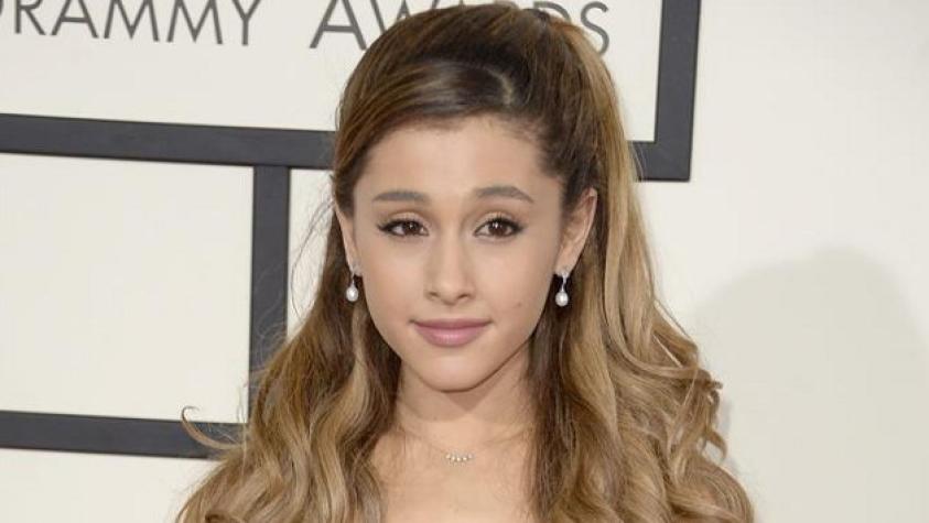 Ariana grande se hace un misterioso tatuaje