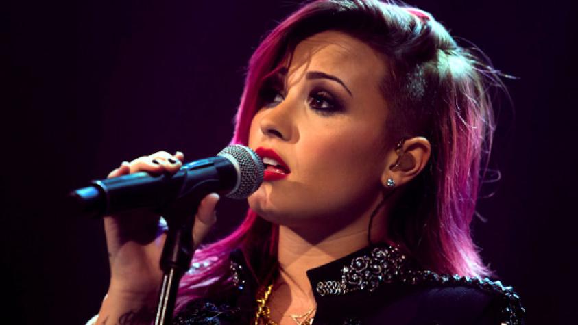 Demi Lovato celebra dos años de sobriedad con piercings