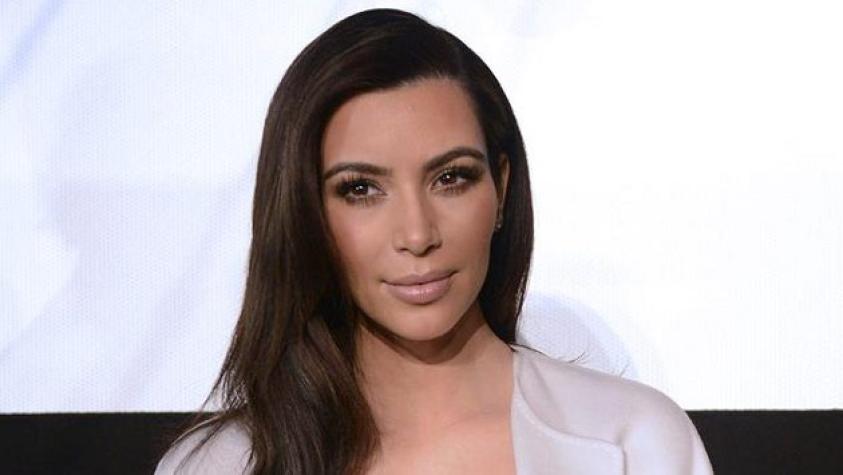 Kim Kardashian muestra su delgada figura en bikini