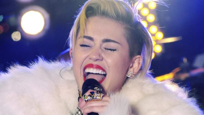 Miley Cyrus sale a cantar en ropa interior