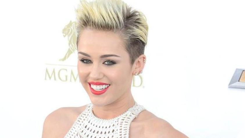 Miley Cyrus celebra la navidad en topless