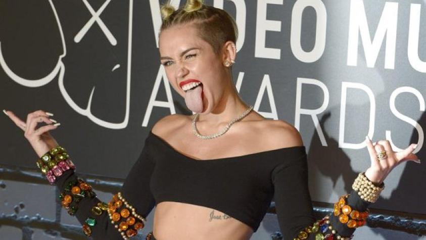 ¡Miley Cyrus reveló por qué saca la lengua!