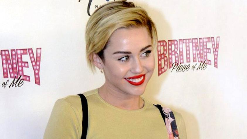 Miley Cyrus cree que su nuevo novio la usa por su fama