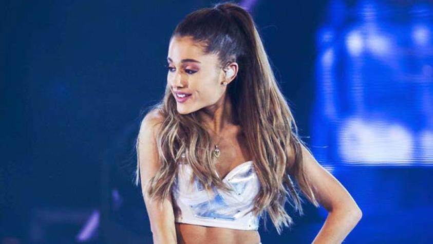 Ariana Grande se cayó en el escenario