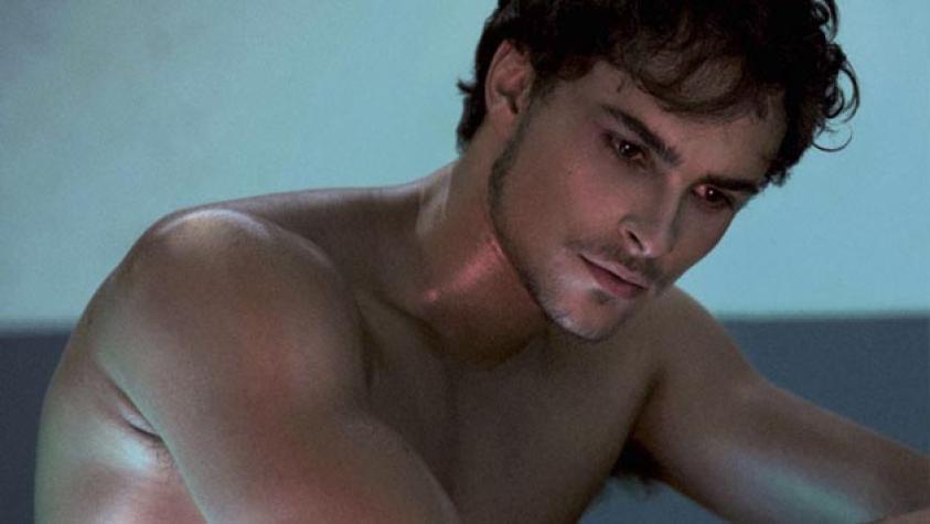 Augusto Schuster se luce en sensual sesión de fotos