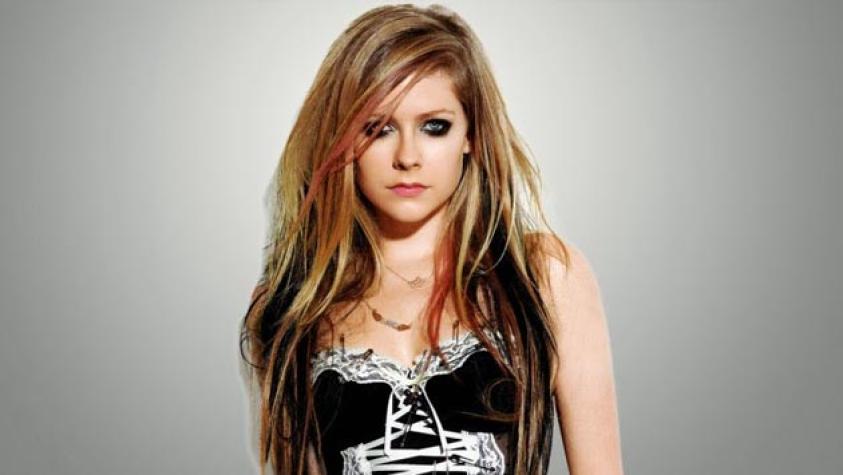 Avril Lavigne pide a sus fans que recen por ella