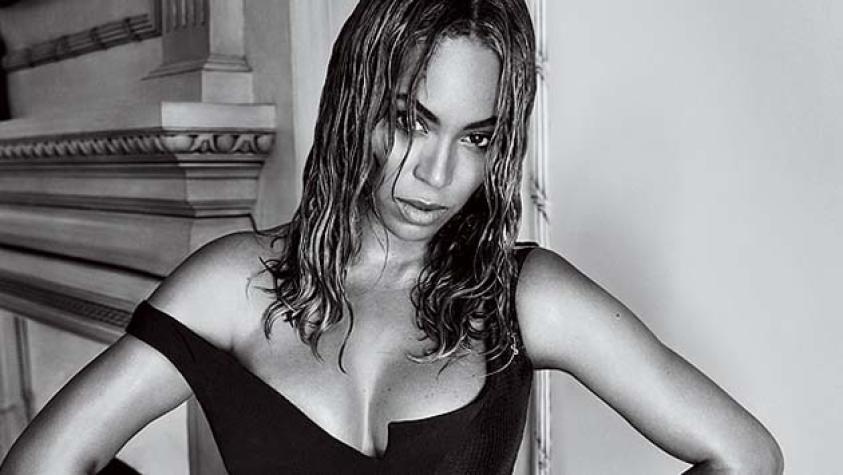Beyoncé muestra su curvilínea figura en un vestido transparente