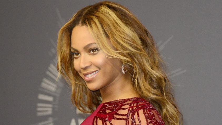 Beyoncé criticada por bañarse con lujosa champaña