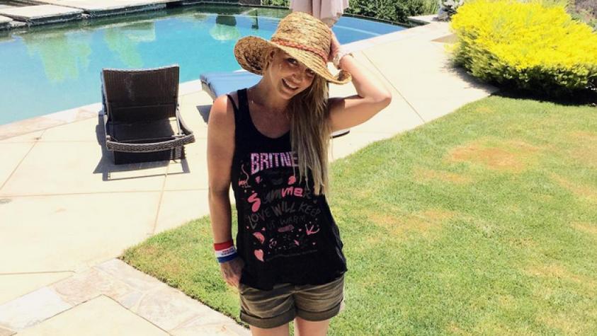 Britney Spears muestra su trabajado cuerpo mientras hace Yoga