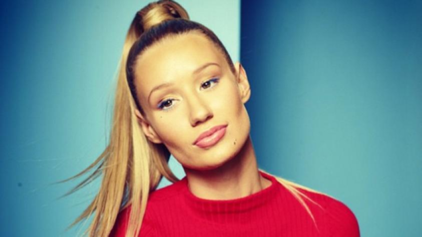 Iggy Azalea aparece con “nueva cara” en los premios Billboard
