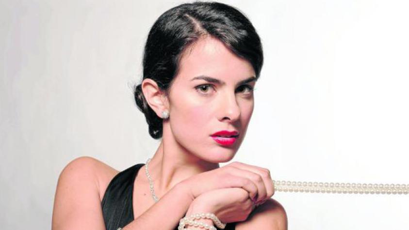 Celine Reymond se luce con un elegante desnudo