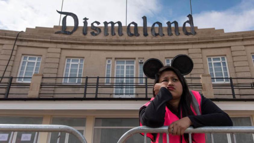 Artista crea versión siniestra de Disneyland