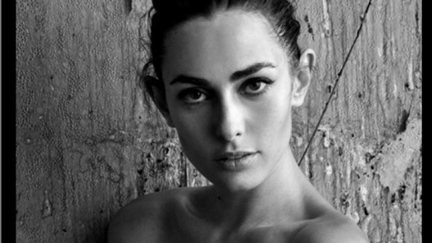 Javiera Díaz de Valdés se desnuda en elegante sesión en blanco y negro
