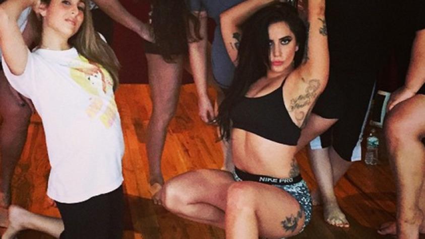 Lady Gaga se luce bailando el caño