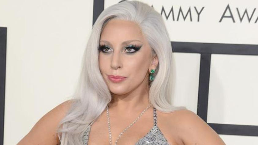 Lady Gaga sufre bochornosa caída afuera de un restaurante