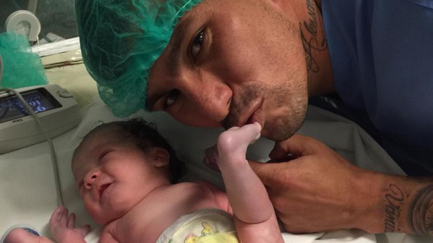 Gary Medel compartió divertida foto de su hija