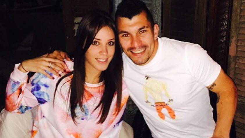 Gary Medel y su novia se desnudan para mostrar su embarazo