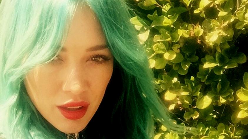 Hilary Duff deja el azul y tiñe su pelo rosado