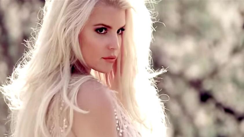 Con un impactante escote Jessica Simpson lanzó nueva fragancia