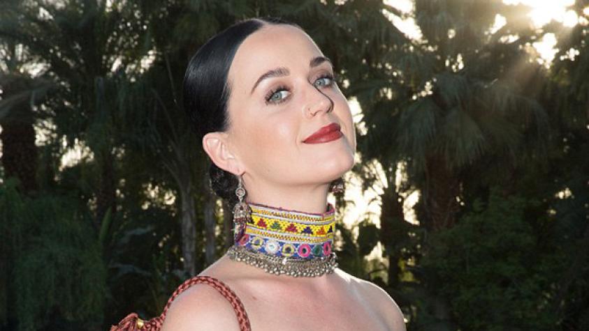 Katy Perry se transforma en rubia platinada para osada sesión