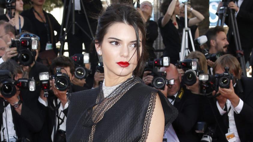 Kendall Jenner impacta con inmenso escote en plena calle