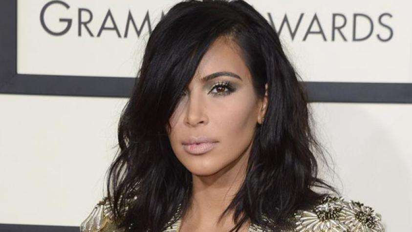 Kim Kardashian se pasea por París con diminuto sostén