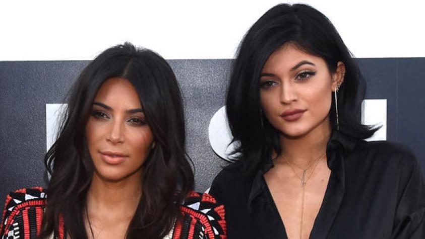 Kylie Jenner imita a su hermana Kim Kardashian en osada sesión
