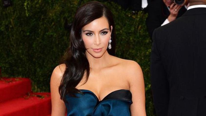 Kim Kardashian se luce con transparencia en un concierto